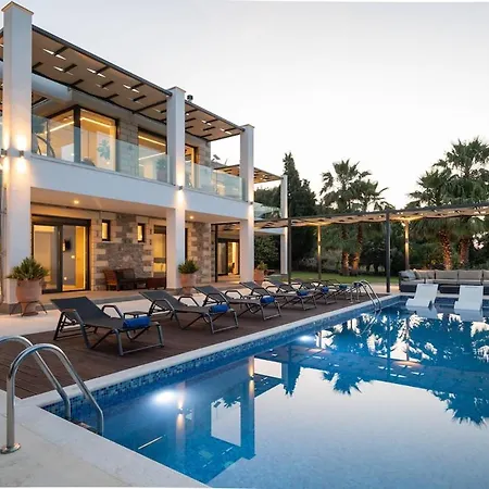 Blueskyline Owner's Listing, By Hellocrete Villa *