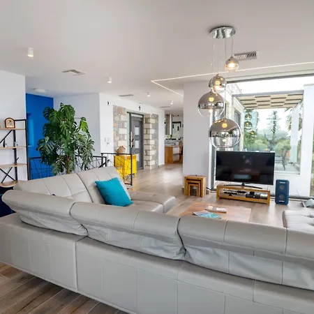 Blueskyline Owner's Listing, By Hellocrete *